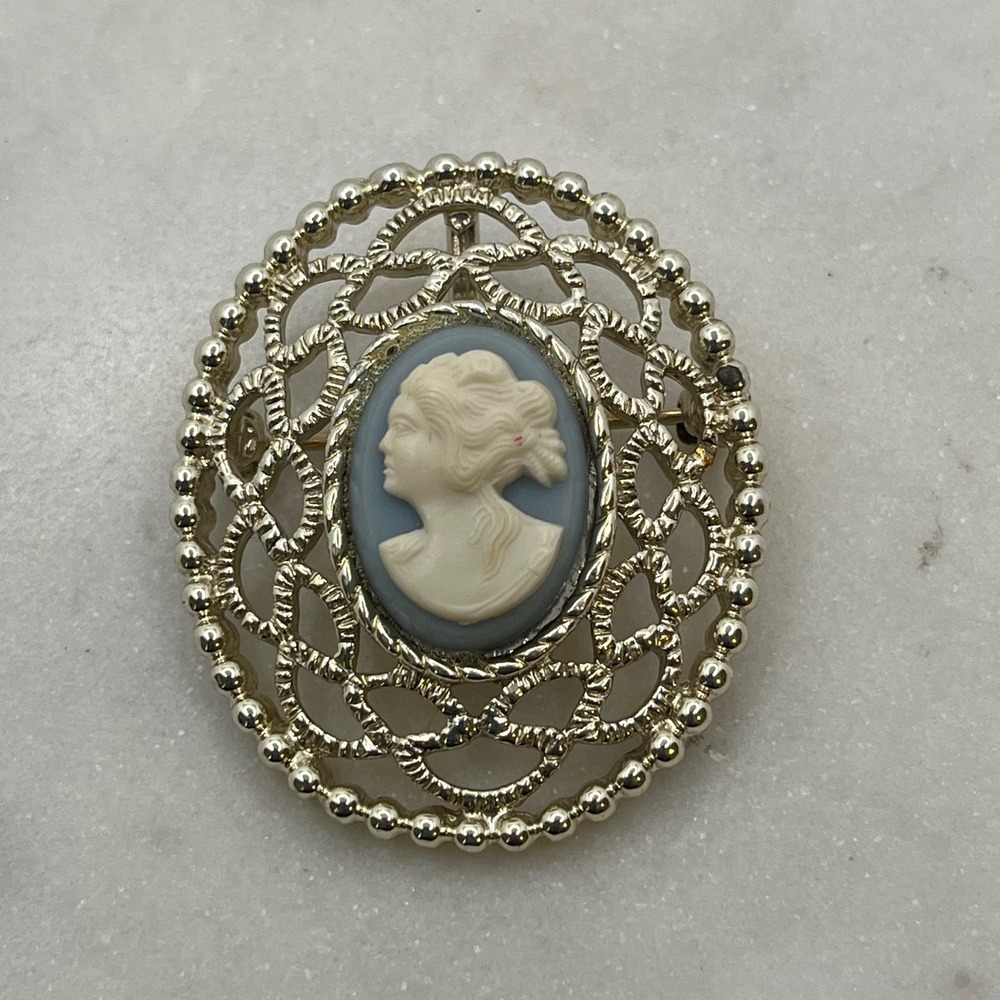 Sarah‎ Coventry Vintage Cameo Brooch Blue Gold Tone Filigree Lace Pin Jewelry